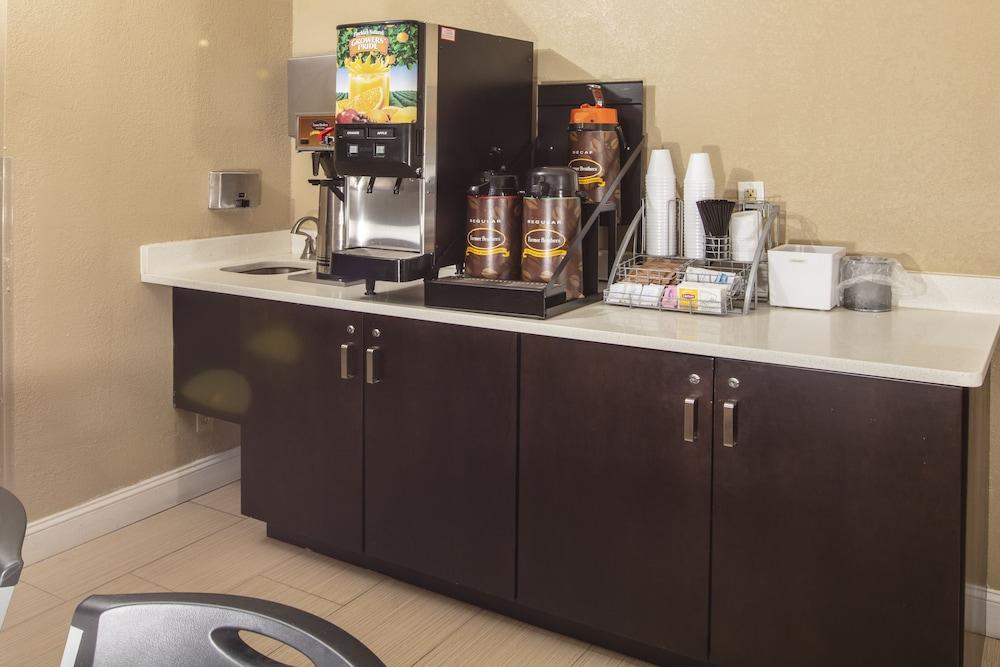 Super 8 By Wyndham St Charles Hotel Saint Charles Екстериор снимка